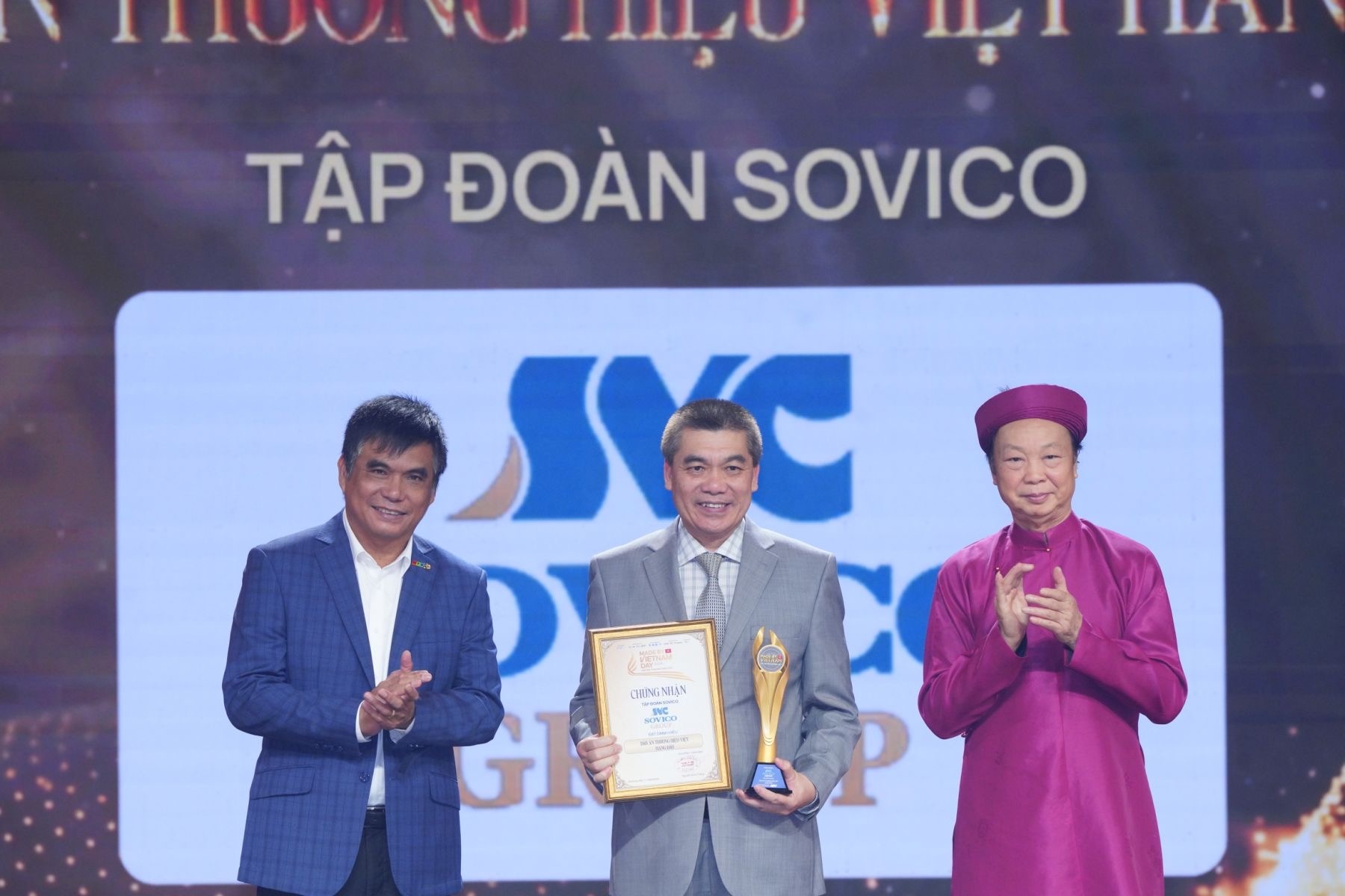Phó Chủ tịch Sovico Group Phạm Khắc Dũng (giữa) nhận giải thưởng vinh danh những đóng góp của tập đoàn cho nhiều lĩnh vực kinh tế Phó Chủ tịch Sovico Group Phạm Khắc Dũng (giữa) nhận giải thưởng vinh danh những đóng góp của tập đoàn cho nhiều lĩnh vực kinh tế