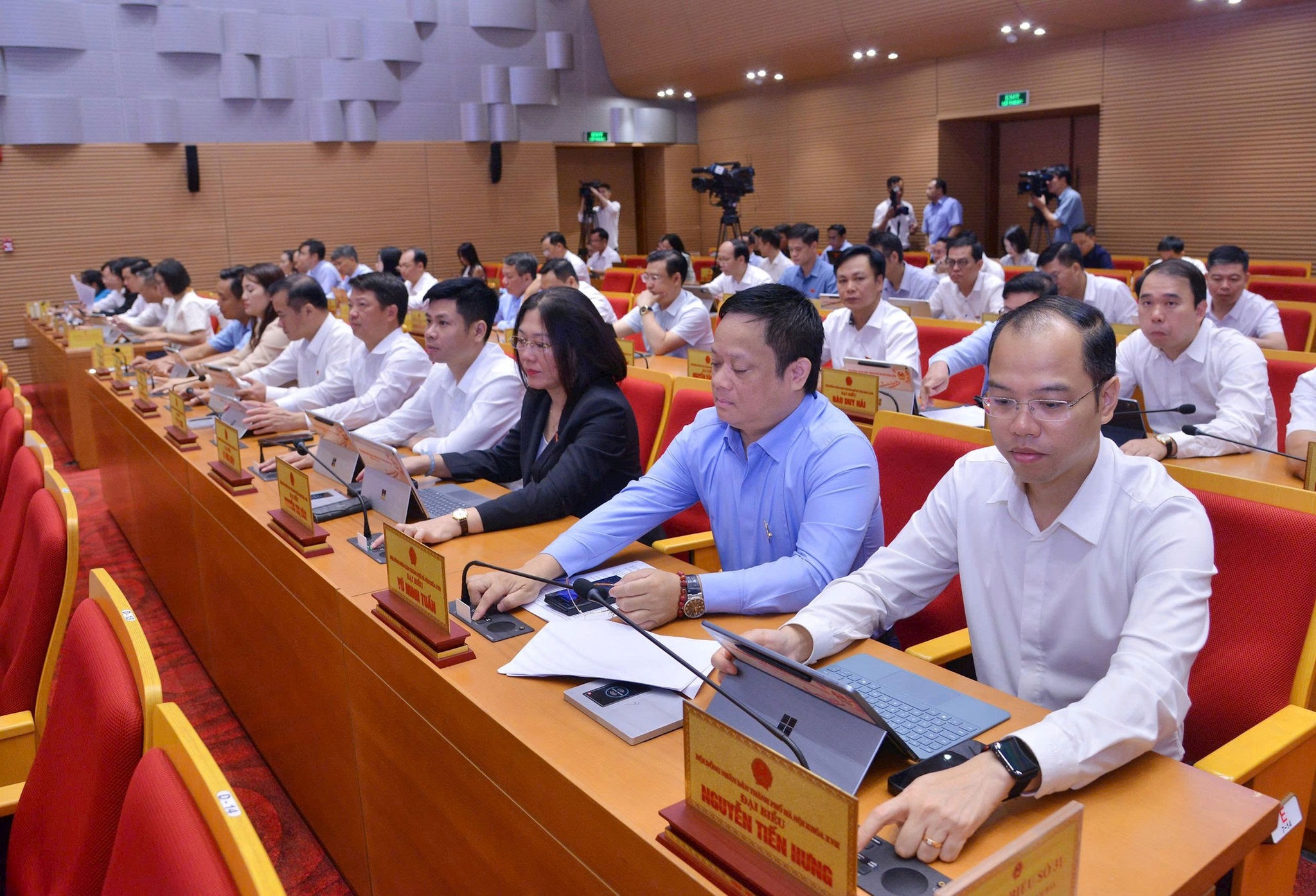 Các đại biểu bấm nút thông qua nội dung nghị quyết tại kỳ họp. Ảnh: Thành Thái Các đại biểu bấm nút thông qua nội dung nghị quyết tại kỳ họp. Ảnh: Thành Thái