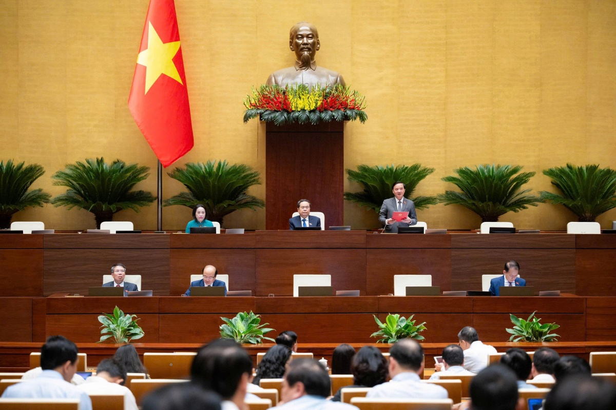 Quốc hội thảo luận ở hội trường về dự án Luật Phát triển đô thị