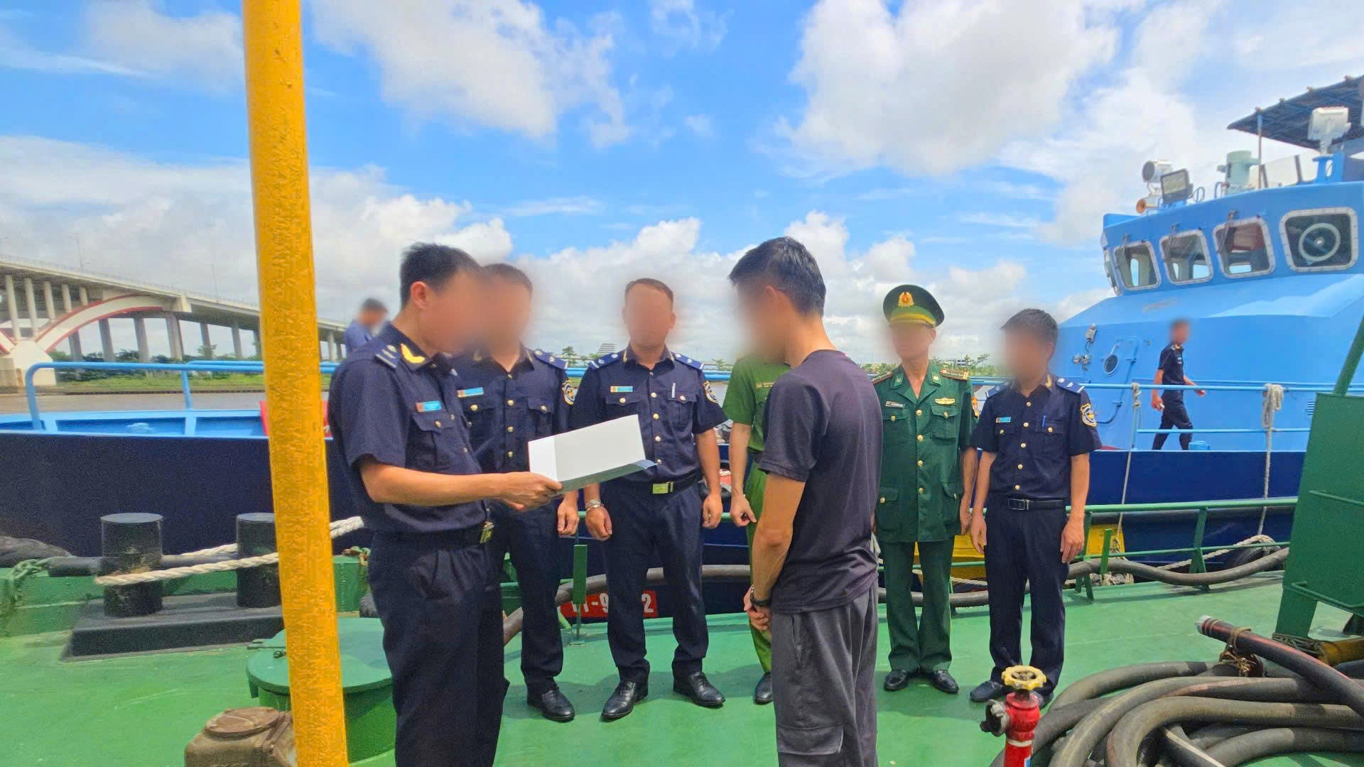 Hải quan bắt giữ hơn 70.000 lít dầu FO không rõ nguồn gốc trên biển Hải quan bắt giữ hơn 70.000 lít dầu FO không rõ nguồn gốc trên biển