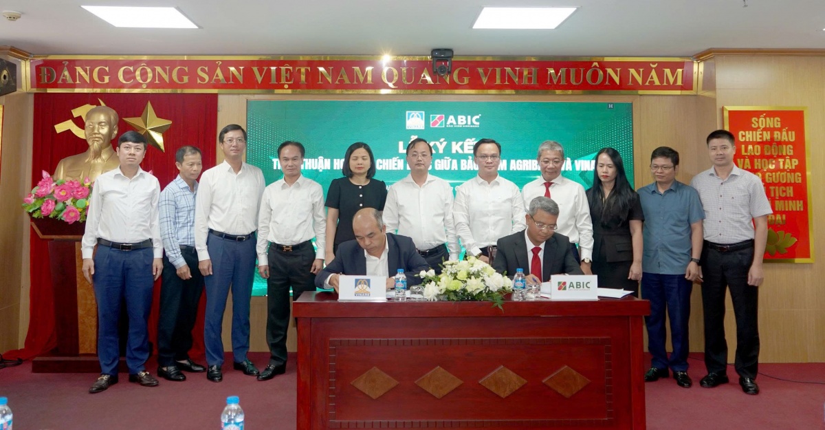 Tổng Giám đốc Bảo hiểm Agribank ông Nguyễn Hồng Thái và Tổng Giám đốc VINARE ông Mai Xuân Dũng ký hợp tác chiến lược Tổng Giám đốc Bảo hiểm Agribank ông Nguyễn Hồng Thái và Tổng Giám đốc VINARE ông Mai Xuân Dũng ký hợp tác chiến lược