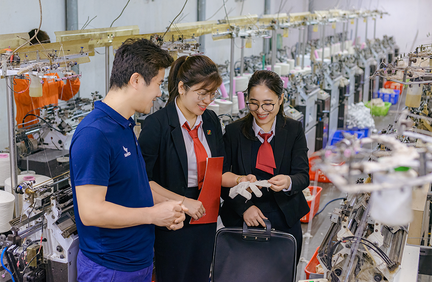 Sử dụng chính sách tiền tệ, phát huy trách nhiệm xã hội của TCTD để hỗ trợ doanh nghiệp Sử dụng chính sách tiền tệ, phát huy trách nhiệm xã hội của TCTD để hỗ trợ doanh nghiệp