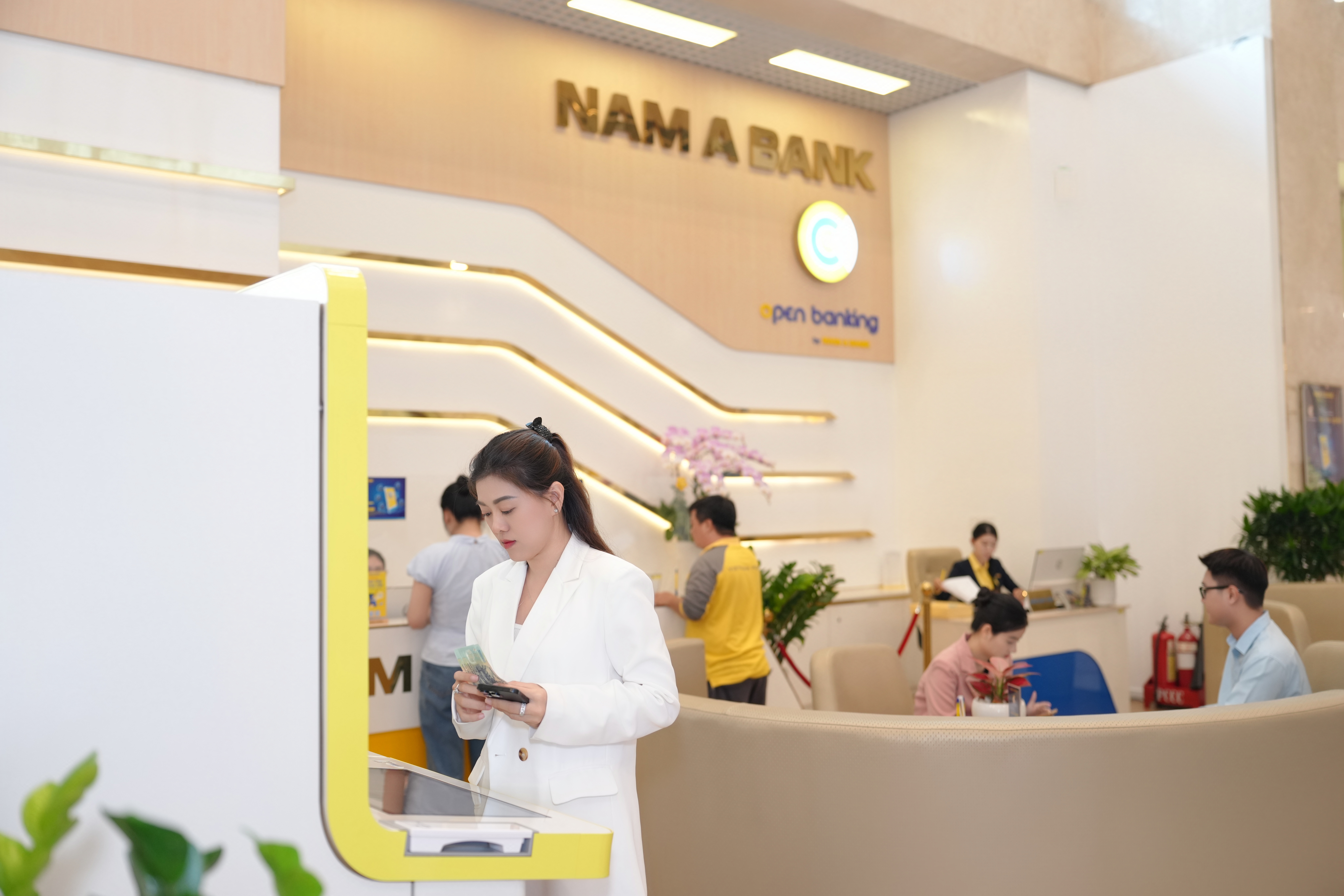Làn sóng giảm lãi suất, bơm hàng trăm nghìn tỷ đồng tiếp sức doanh nghiệp
