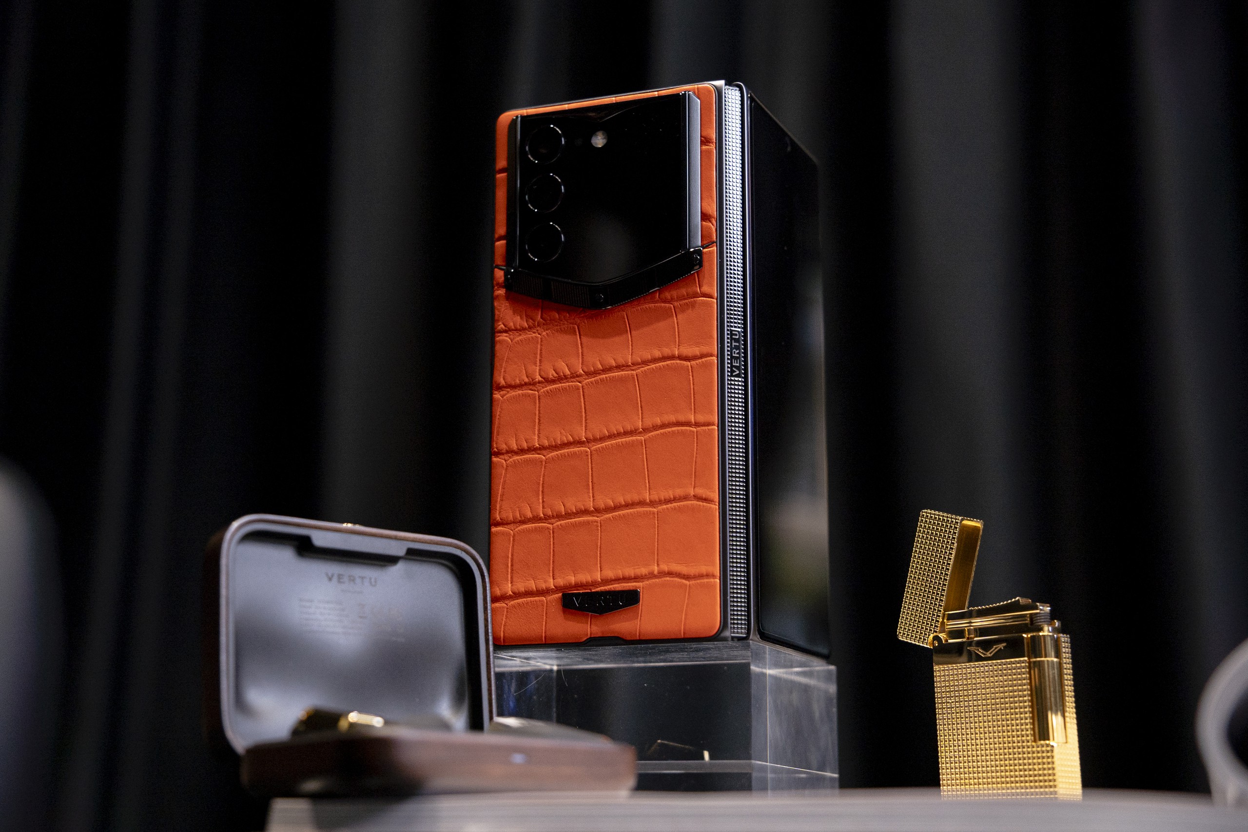 Vertu phiên bản gập mở bán tại Việt Nam
