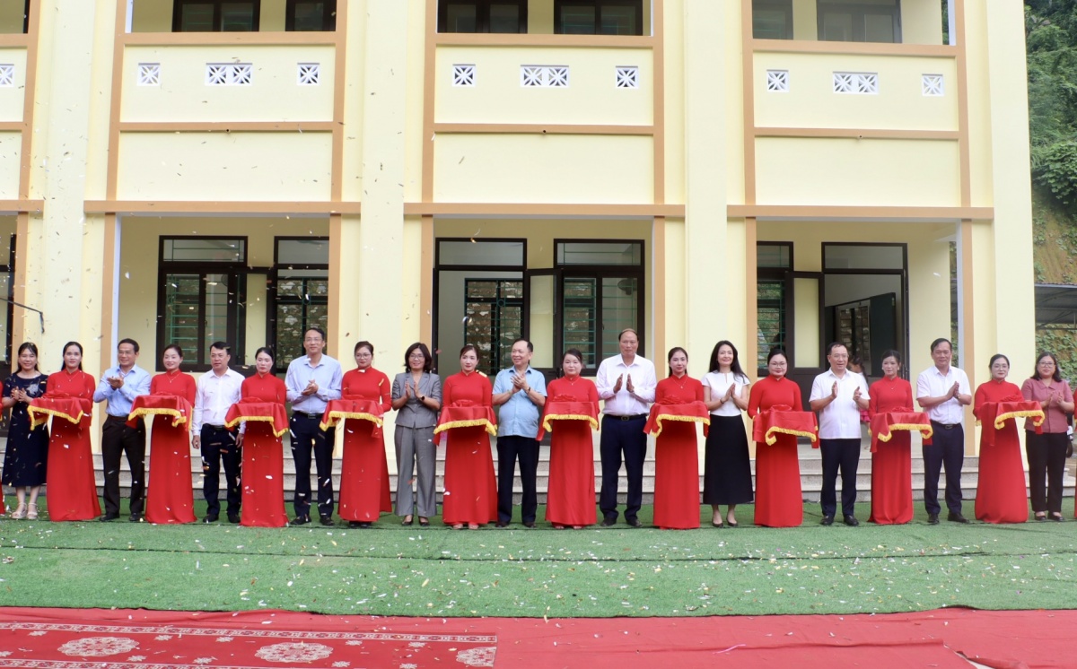 Đại diện Hội đồng thành viên, Ban Điều hành Agribank cùng các đại biểu Ngân hàng Nhà nước và tỉnh Cao Bằng cắt băng khánh thành công trình trường Tiểu học Vĩnh Quang, xã Lý Bôn - Cao Bằng Đại diện Hội đồng thành viên, Ban Điều hành Agribank cùng các đại biểu Ngân hàng Nhà nước và tỉnh Cao Bằng cắt băng khánh thành công trình trường Tiểu học Vĩnh Quang, xã Lý Bôn - Cao Bằng