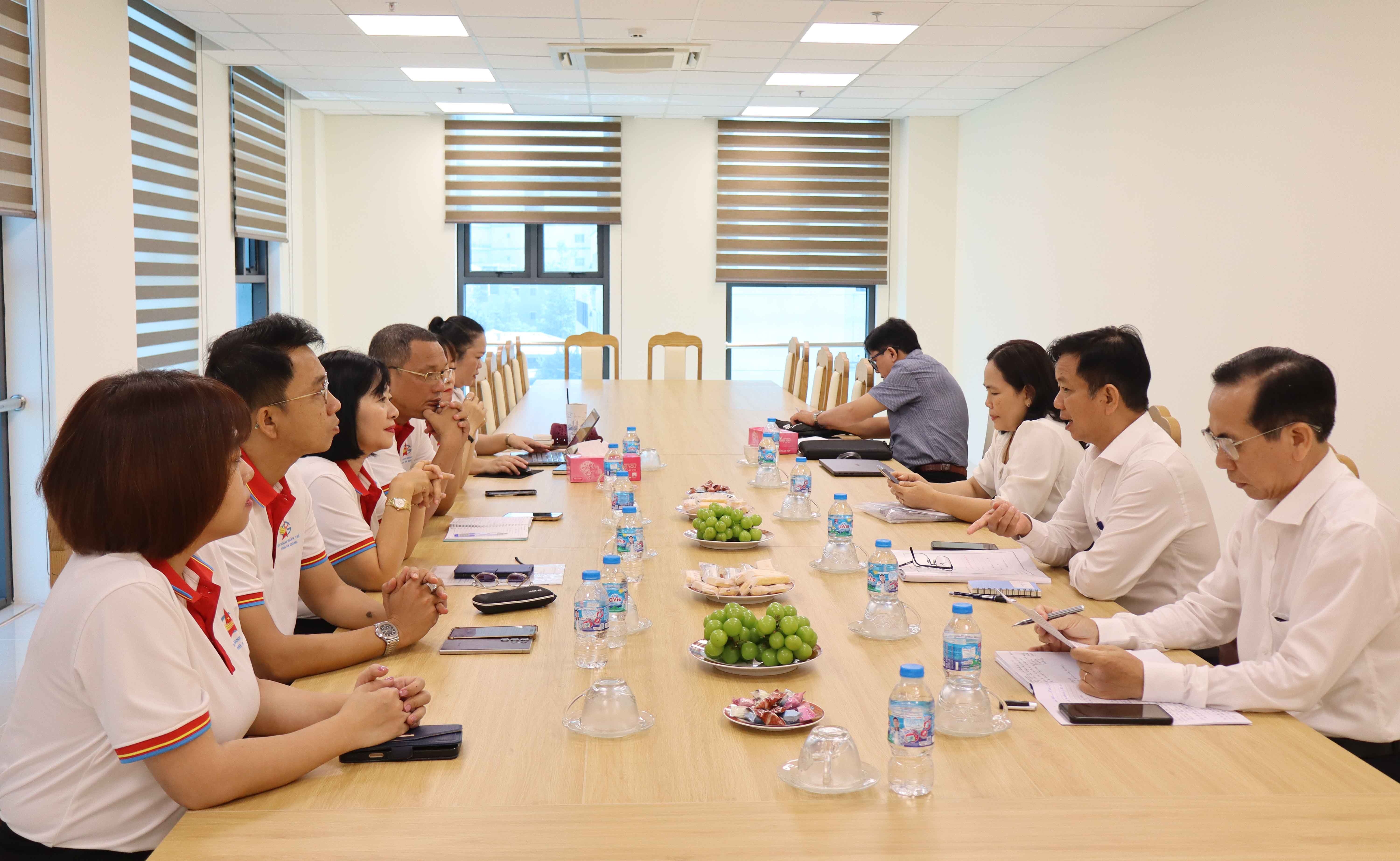 Ông Trần Văn Phước - Giám đốc NHNN Chi nhánh Khu vực 15 (giữa bìa phải) trực tiếp tham gia trao đổi với đại diện công đồng doanh nghiệp trẻ của tỉnh - Ảnh: NHNN Khu vực 15 Ông Trần Văn Phước - Giám đốc NHNN Chi nhánh Khu vực 15 (giữa bìa phải) trực tiếp tham gia trao đổi với đại diện công đồng doanh nghiệp trẻ của tỉnh - Ảnh: NHNN Khu vực 15