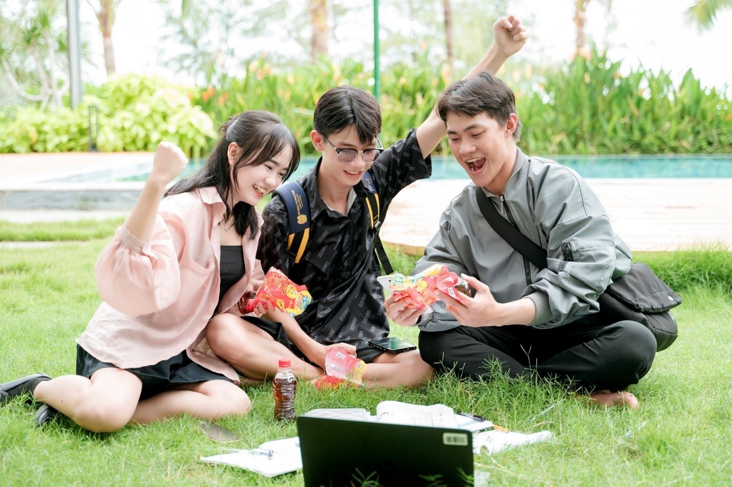 1/Nhiều người sau khi uống Trà Dr Thanh, Trà Xanh Không Độ hay Nước tăng lực Number 1 giờ không còn vội bỏ chai đi ngay như trước mà giữ lại thêm vài giây để xé nhãn, nhập mã thử vận may. 1/Nhiều người sau khi uống Trà Dr Thanh, Trà Xanh Không Độ hay Nước tăng lực Number 1 giờ không còn vội bỏ chai đi ngay như trước mà giữ lại thêm vài giây để xé nhãn, nhập mã thử vận may.