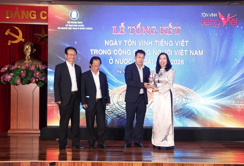 Ông Phạm Vĩnh Thái – Tổng biên tập NXBGDVN nhận Kỷ niệm chương vì những đóng góp xuất sắc trong công tác gìn giữ và lan toả tiếng Việt trong cộng đồng người Việt Nam ở nước ngoài. Ông Phạm Vĩnh Thái – Tổng biên tập NXBGDVN nhận Kỷ niệm chương vì những đóng góp xuất sắc trong công tác gìn giữ và lan toả tiếng Việt trong cộng đồng người Việt Nam ở nước ngoài.