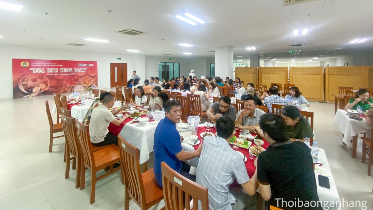 Thời báo Ngân hàng tổ chức Bữa cơm Công đoàn
