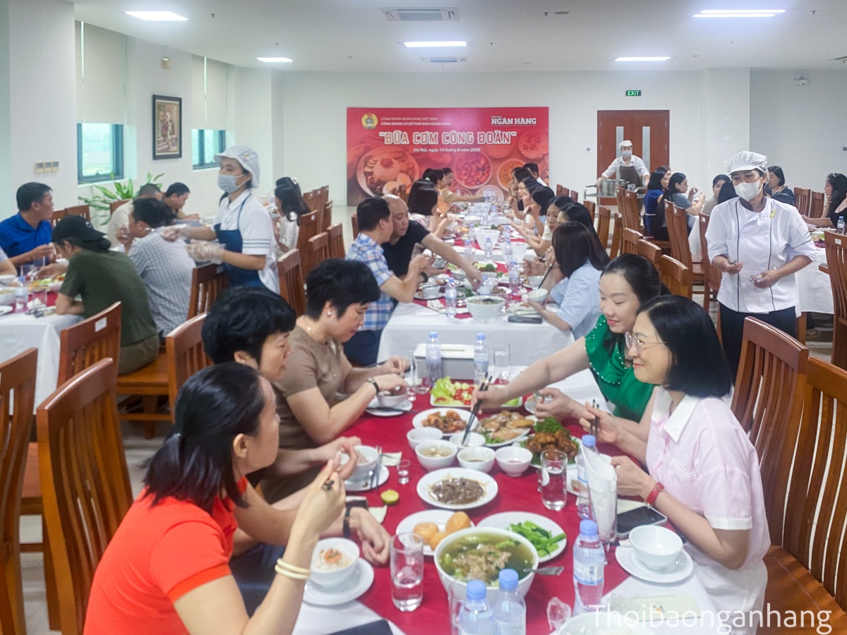 Thời báo Ngân hàng tổ chức Bữa cơm Công đoàn