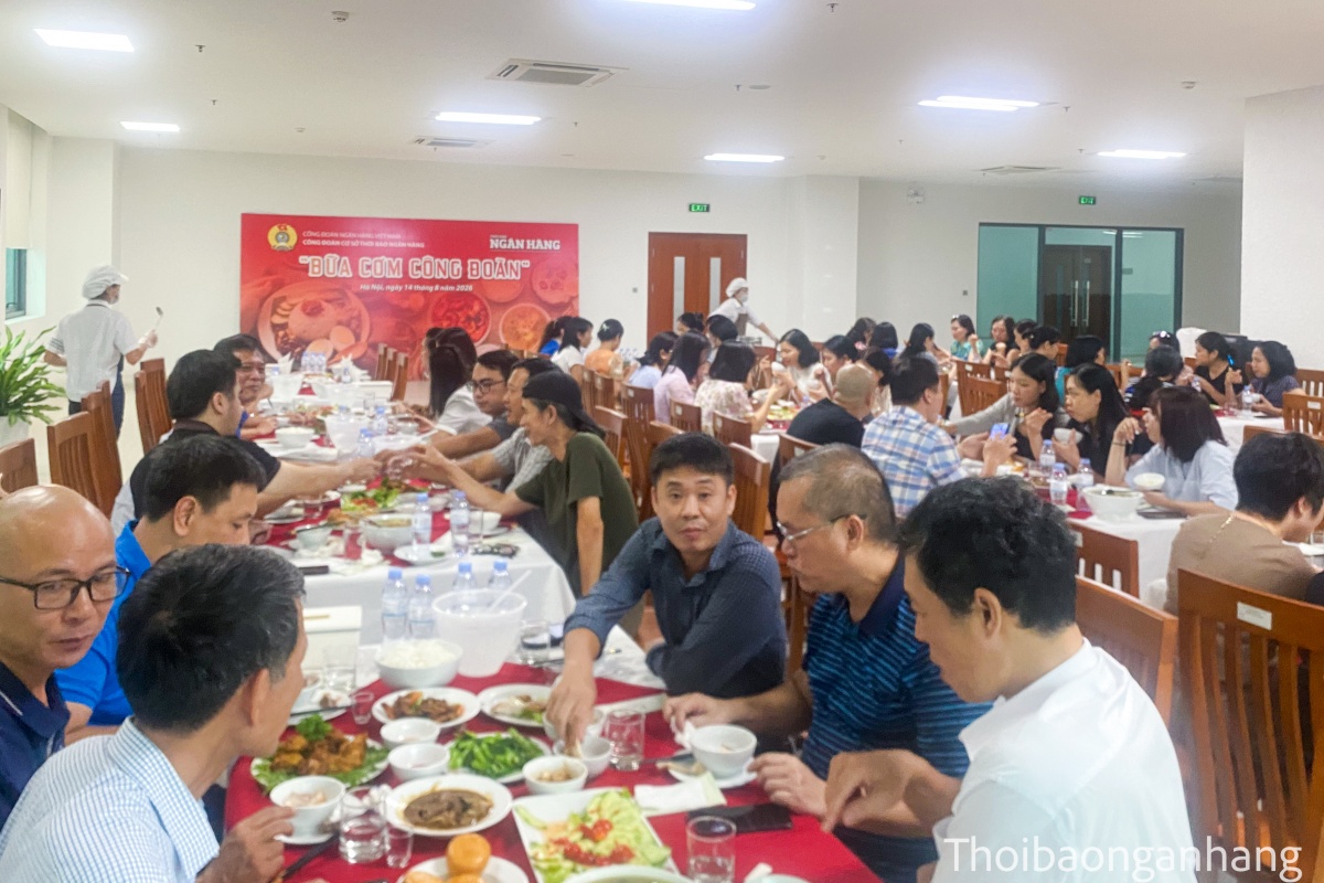Thời báo Ngân hàng tổ chức Bữa cơm Công đoàn