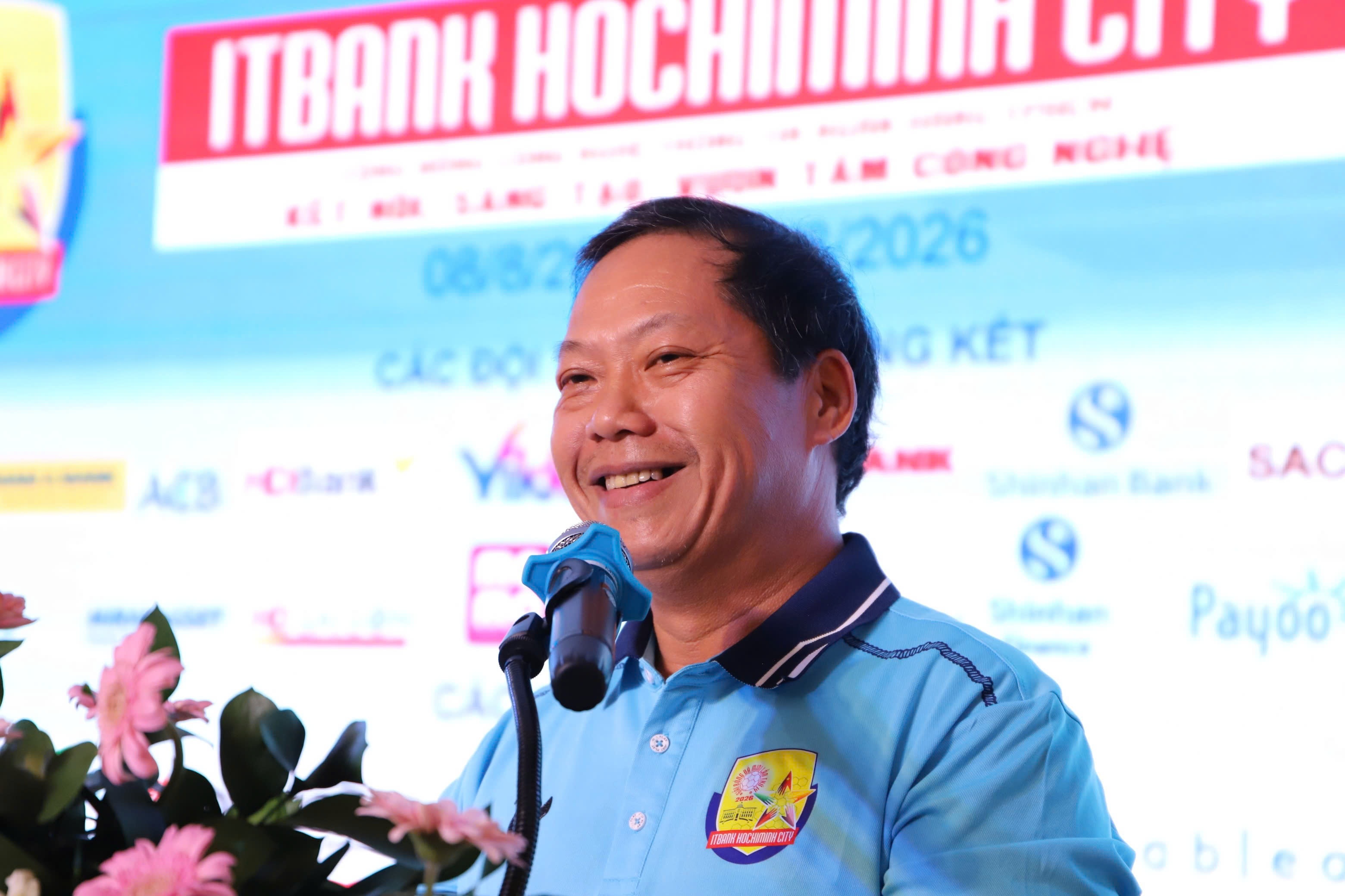 Ông Nguyễn Nam Thắng, Phó Chi Cục trưởng Chi cục CNTT - Trưởng ban tổ chức giải đấu chúc mừng các đội đoạt giải. Ông Nguyễn Nam Thắng, Phó Chi Cục trưởng Chi cục CNTT - Trưởng ban tổ chức giải đấu chúc mừng các đội đoạt giải.