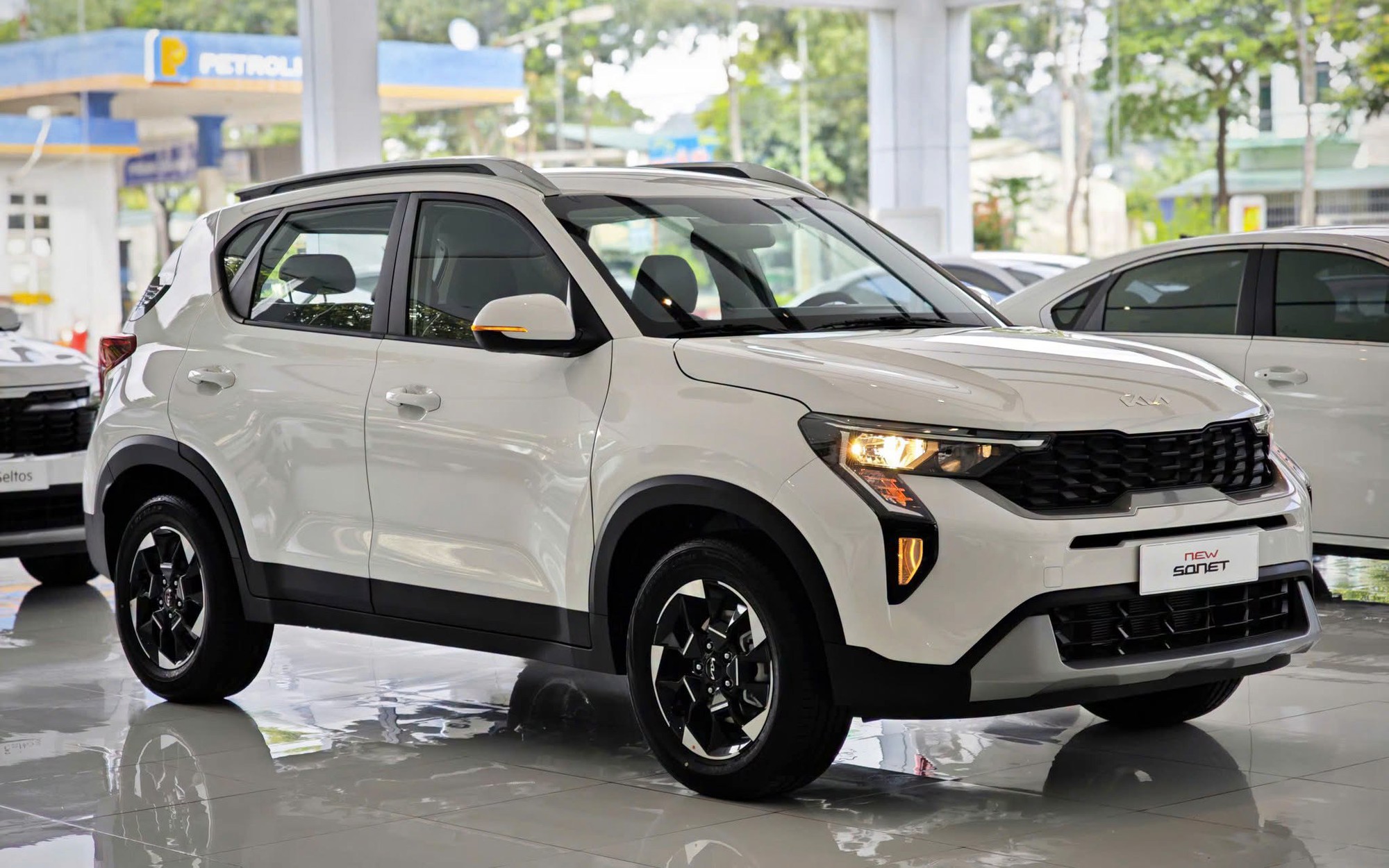 Kia Sonet giảm giá kỷ lục tại Việt Nam: Niêm yết còn từ 450 triệu đồng, rẻ nhất phân khúc, tăng áp lực cho Fronx - Ảnh 2.