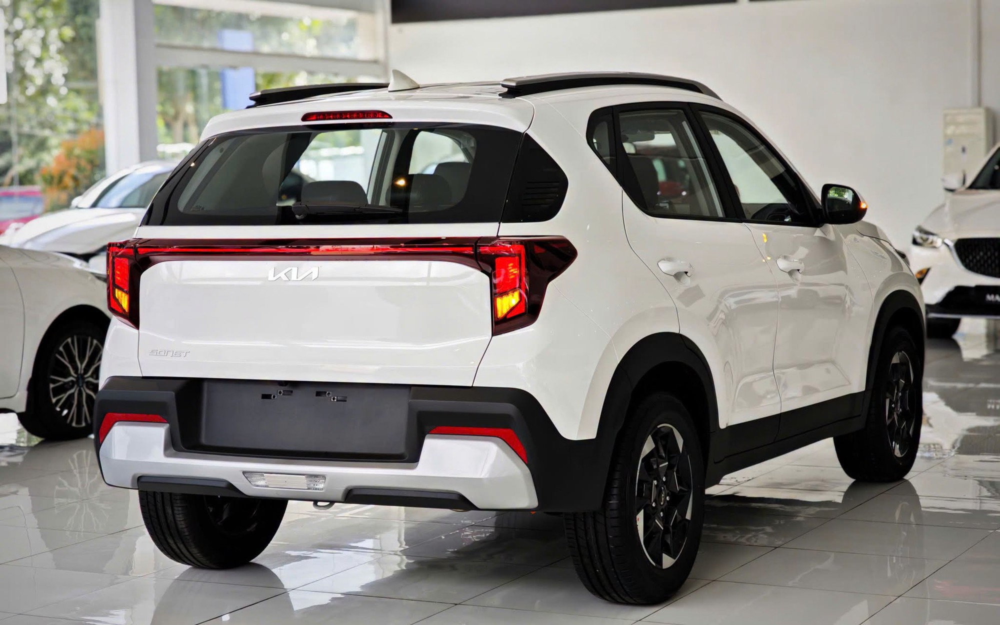 Kia Sonet giảm giá kỷ lục tại Việt Nam: Niêm yết còn từ 450 triệu đồng, rẻ nhất phân khúc, tăng áp lực cho Fronx - Ảnh 3.