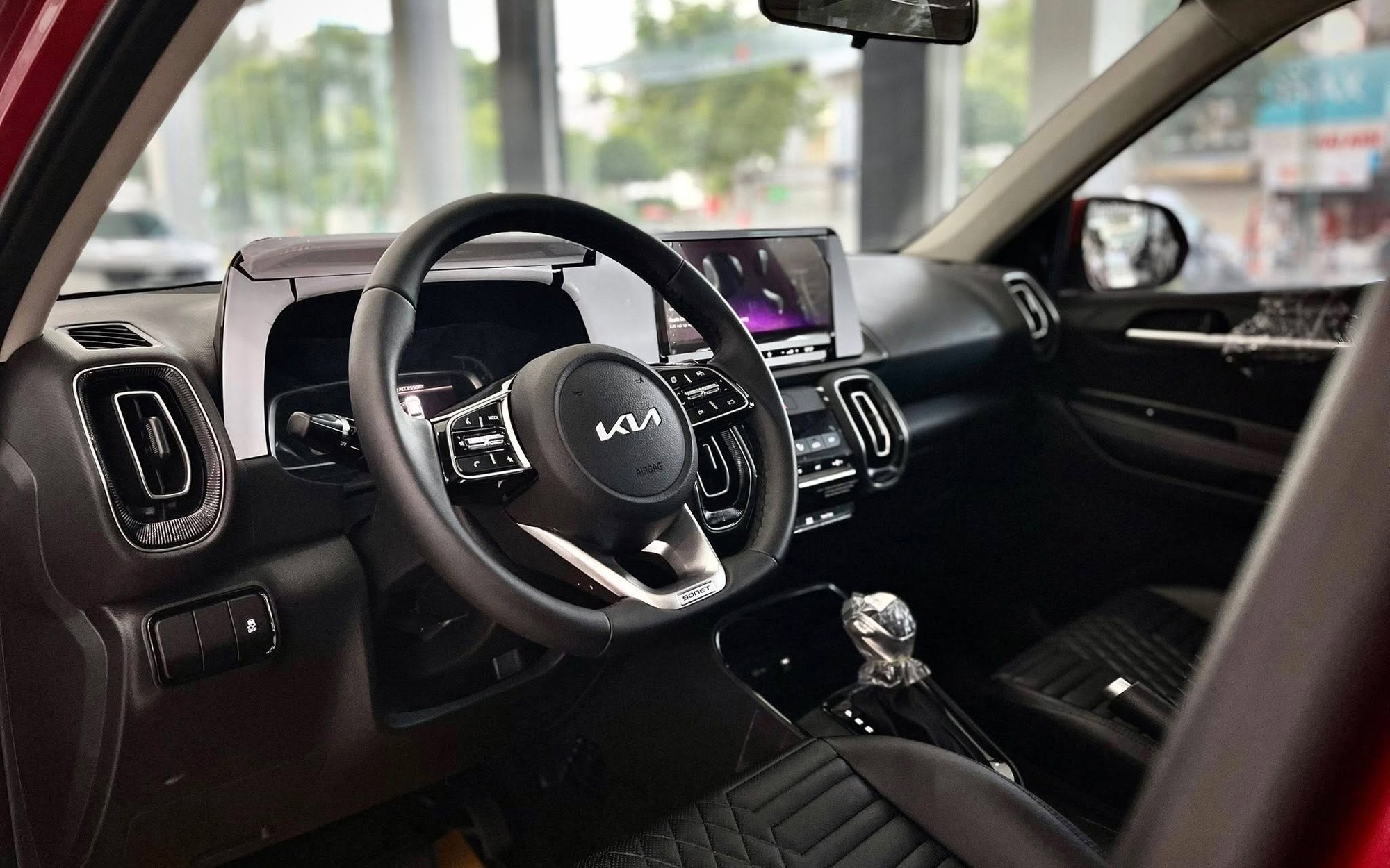 Kia Sonet giảm giá kỷ lục tại Việt Nam: Niêm yết còn từ 450 triệu đồng, rẻ nhất phân khúc, tăng áp lực cho Fronx - Ảnh 8.