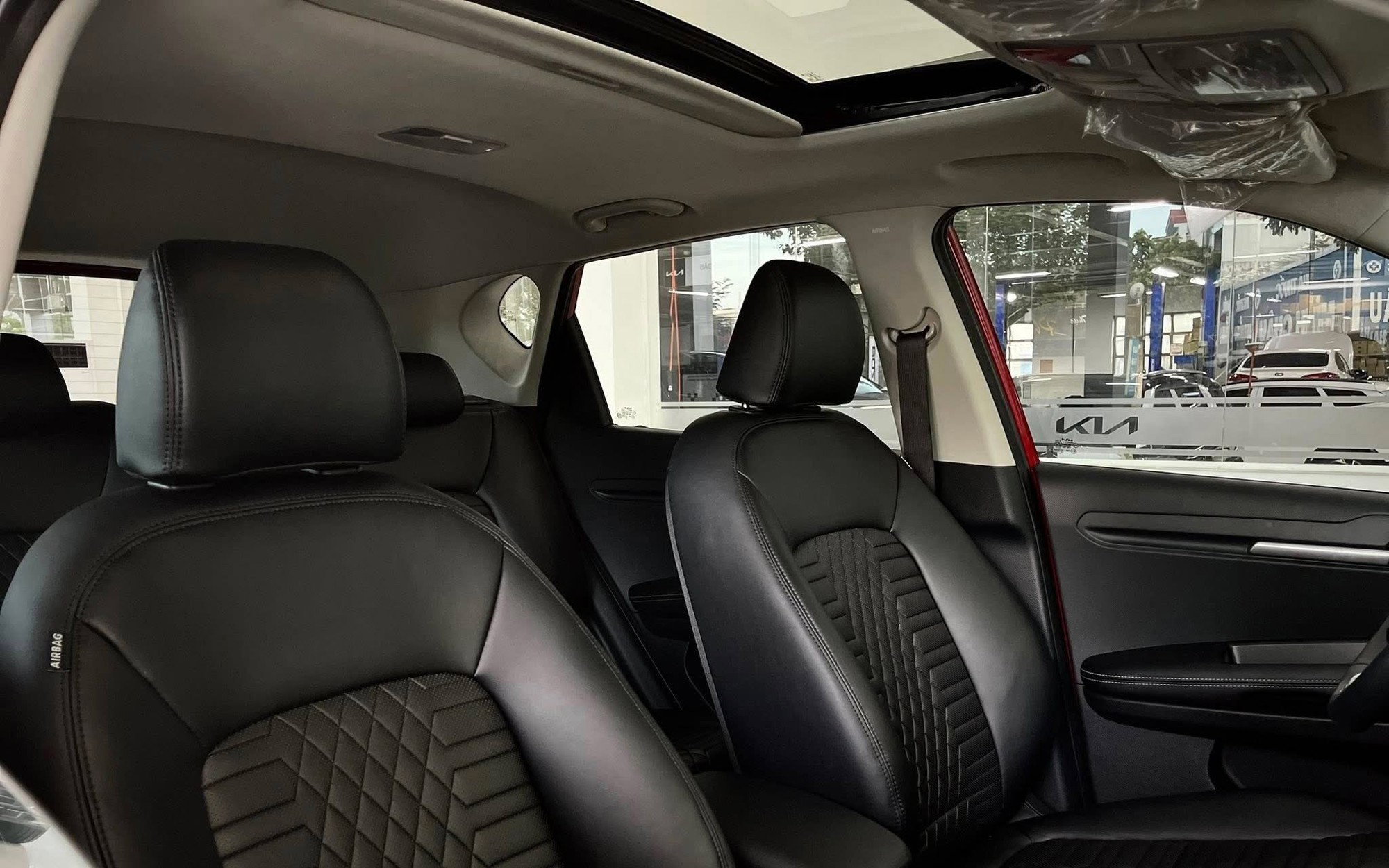Kia Sonet giảm giá kỷ lục tại Việt Nam: Niêm yết còn từ 450 triệu đồng, rẻ nhất phân khúc, tăng áp lực cho Fronx - Ảnh 9.