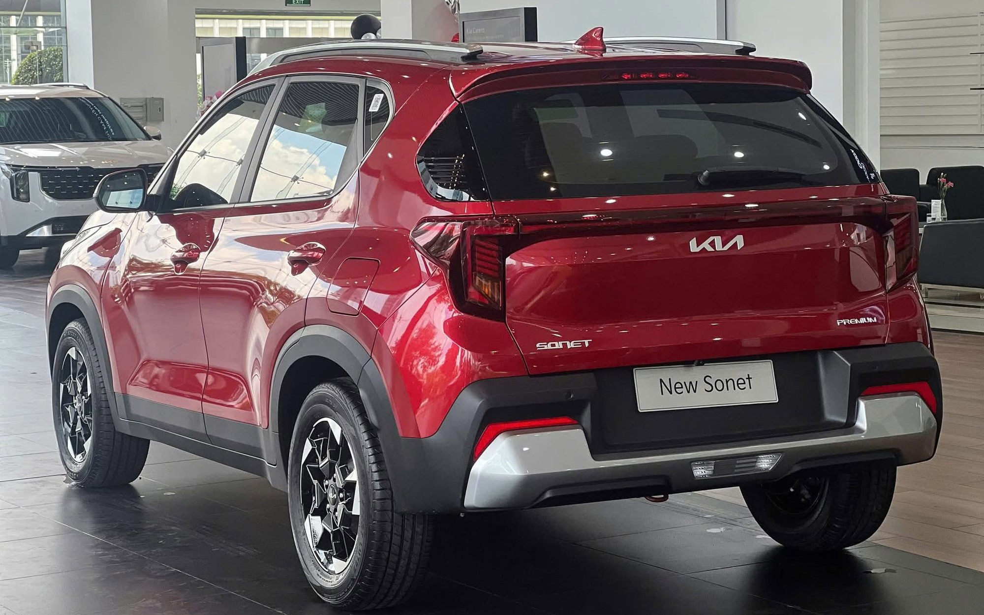 Kia Sonet giảm giá kỷ lục tại Việt Nam: Niêm yết còn từ 450 triệu đồng, rẻ nhất phân khúc, tăng áp lực cho Fronx - Ảnh 7.