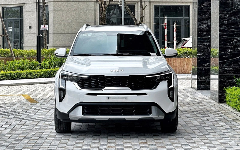 Kia Sonet giảm giá kỷ lục tại Việt Nam: Niêm yết còn từ 450 triệu đồng, rẻ nhất phân khúc, tăng áp lực cho Fronx - Ảnh 1.
