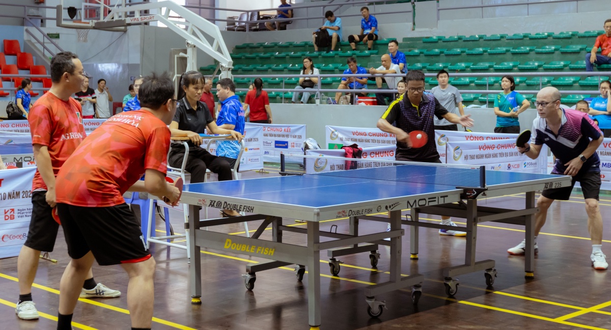 Thi đấu môn bóng bàn tại hội thao