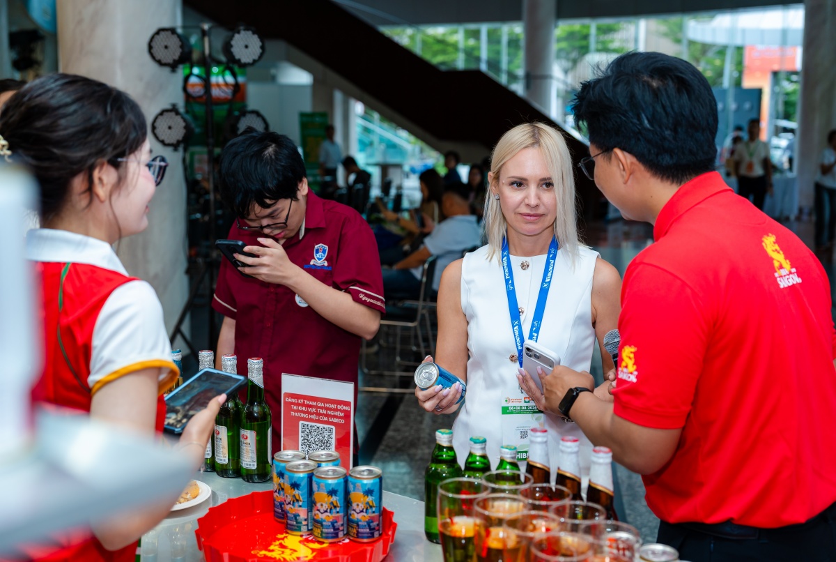Gian hàng trưng bày sản phẩm của SABECO tại Triển lãm Quốc tế Vietfood & Beverage - ProPack Vietnam 2026 thu hút nhiều khách tham quan Gian hàng trưng bày sản phẩm của SABECO tại Triển lãm Quốc tế Vietfood & Beverage - ProPack Vietnam 2026 thu hút nhiều khách tham quan