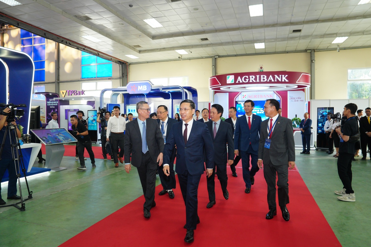 Thống đốc Phạm Đức Ấn tham quan triển lãm Chuyển đổi số ngành Ngân hàng năm 2026 Thống đốc Phạm Đức Ấn tham quan triển lãm Chuyển đổi số ngành Ngân hàng năm 2026