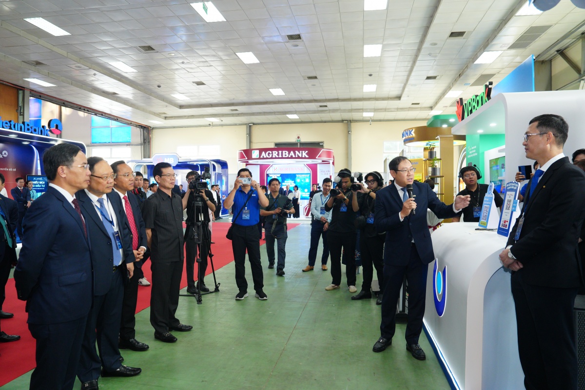Thống đốc Phạm Đức Ấn tham quan triển lãm Chuyển đổi số ngành Ngân hàng năm 2026 Thống đốc Phạm Đức Ấn tham quan triển lãm Chuyển đổi số ngành Ngân hàng năm 2026