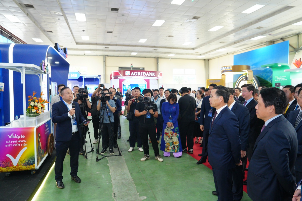 Thống đốc Phạm Đức Ấn tham quan triển lãm Chuyển đổi số ngành Ngân hàng năm 2026 Thống đốc Phạm Đức Ấn tham quan triển lãm Chuyển đổi số ngành Ngân hàng năm 2026