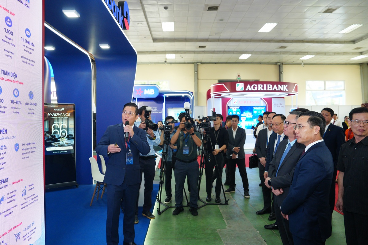 Thống đốc Phạm Đức Ấn tham quan triển lãm Chuyển đổi số ngành Ngân hàng năm 2026 Thống đốc Phạm Đức Ấn tham quan triển lãm Chuyển đổi số ngành Ngân hàng năm 2026