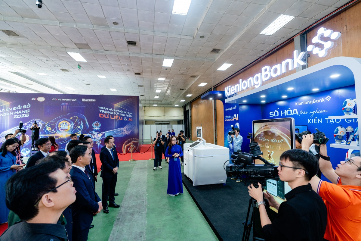 Thống đốc Phạm Đức Ấn tham quan triển lãm Chuyển đổi số ngành Ngân hàng năm 2026 Thống đốc Phạm Đức Ấn tham quan triển lãm Chuyển đổi số ngành Ngân hàng năm 2026