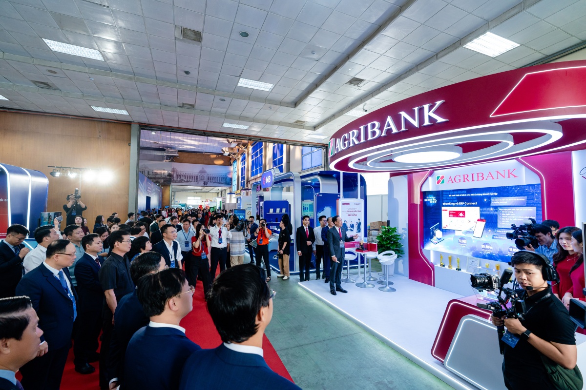 Thống đốc Phạm Đức Ấn tham quan triển lãm Chuyển đổi số ngành Ngân hàng năm 2026 Thống đốc Phạm Đức Ấn tham quan triển lãm Chuyển đổi số ngành Ngân hàng năm 2026