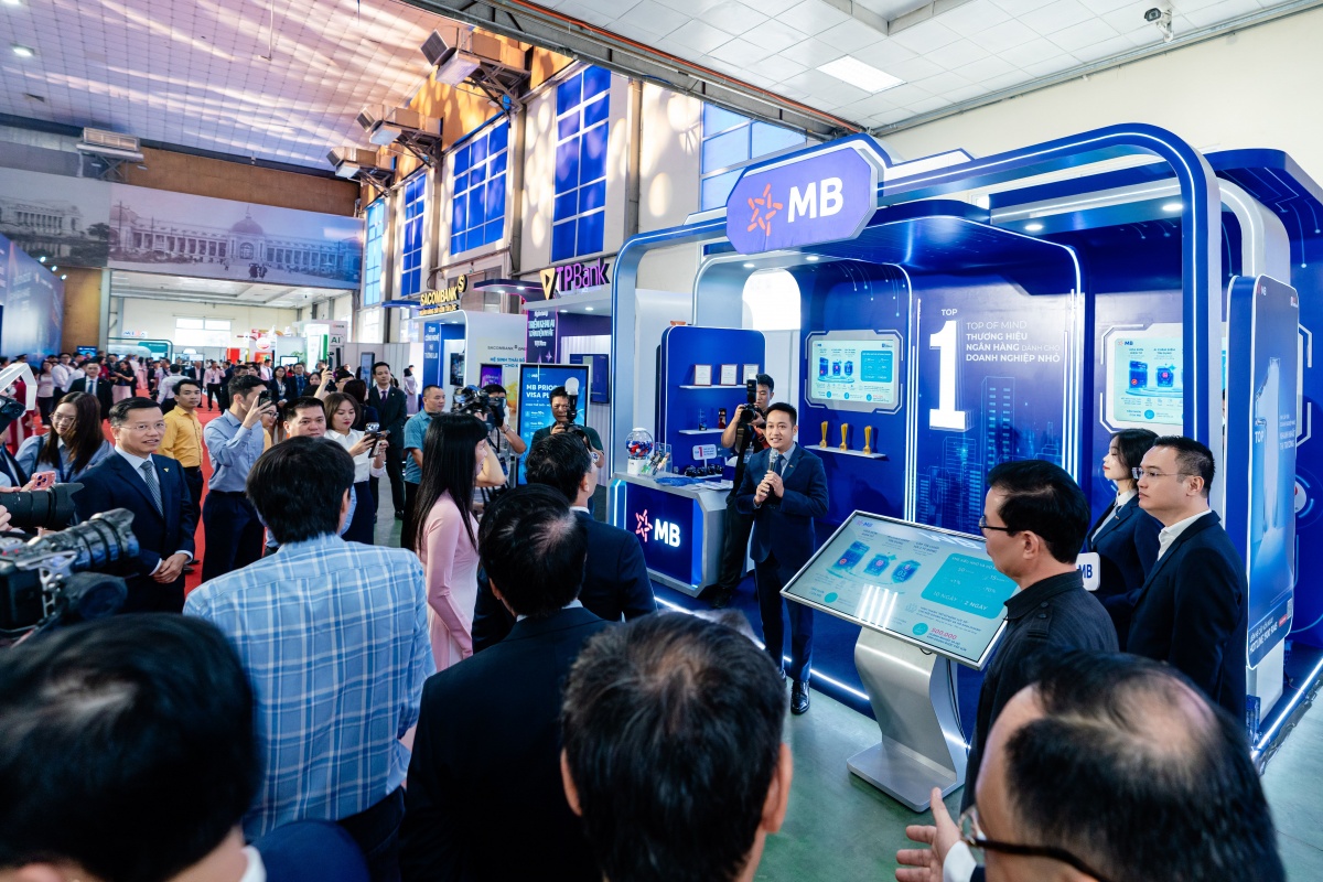 Thống đốc Phạm Đức Ấn tham quan triển lãm Chuyển đổi số ngành Ngân hàng năm 2026 Thống đốc Phạm Đức Ấn tham quan triển lãm Chuyển đổi số ngành Ngân hàng năm 2026