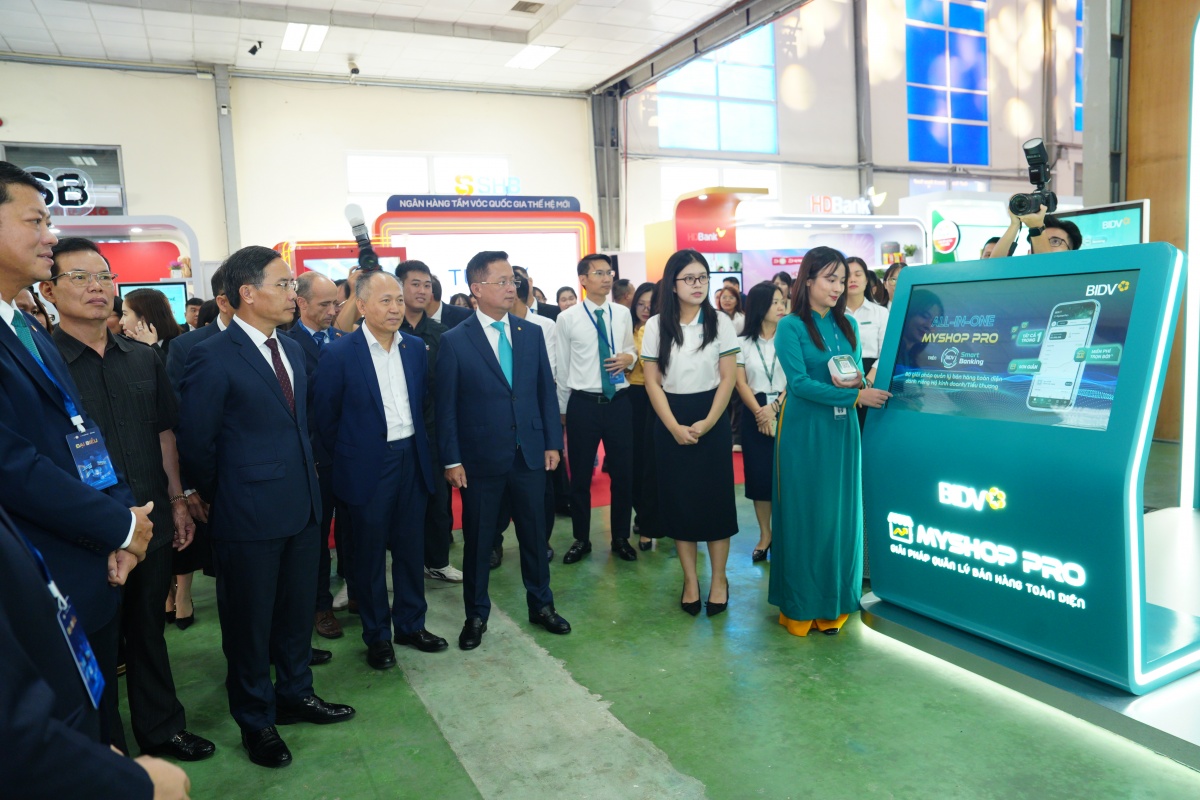 Thống đốc Phạm Đức Ấn tham quan triển lãm Chuyển đổi số ngành Ngân hàng năm 2026 Thống đốc Phạm Đức Ấn tham quan triển lãm Chuyển đổi số ngành Ngân hàng năm 2026