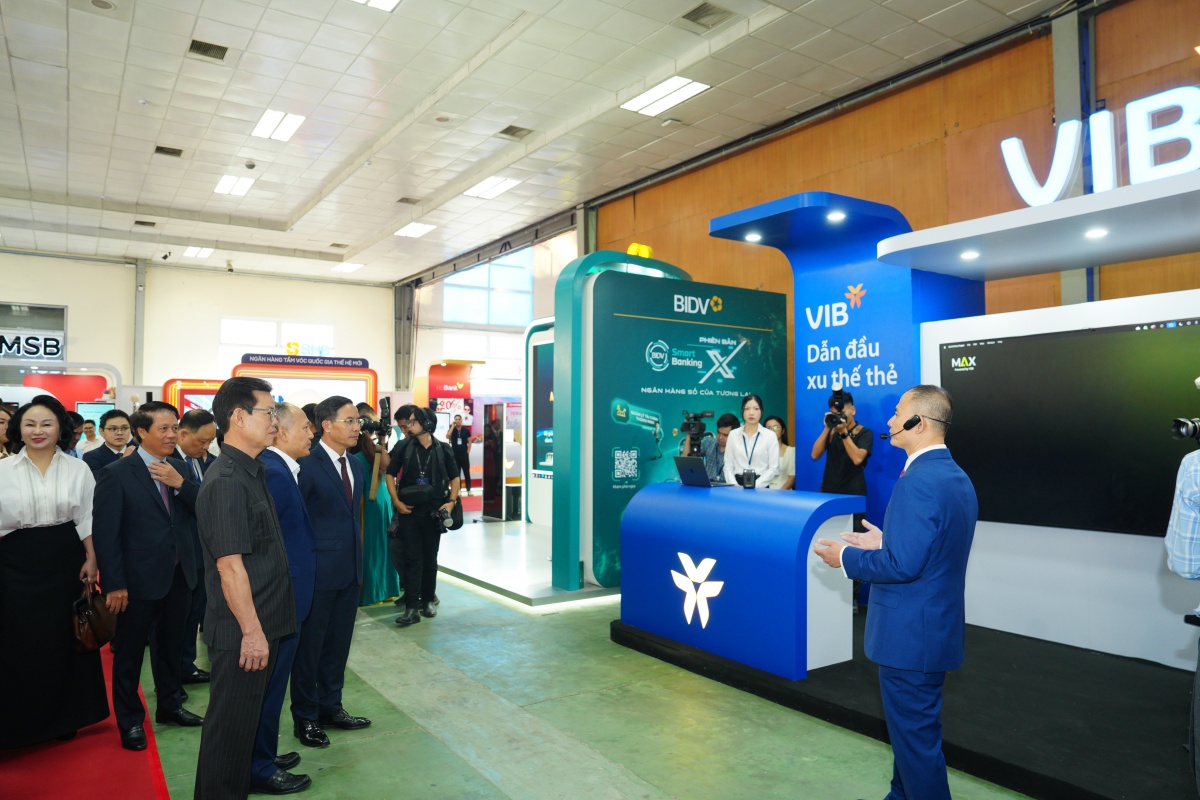 Thống đốc Phạm Đức Ấn tham quan triển lãm Chuyển đổi số ngành Ngân hàng năm 2026 Thống đốc Phạm Đức Ấn tham quan triển lãm Chuyển đổi số ngành Ngân hàng năm 2026
