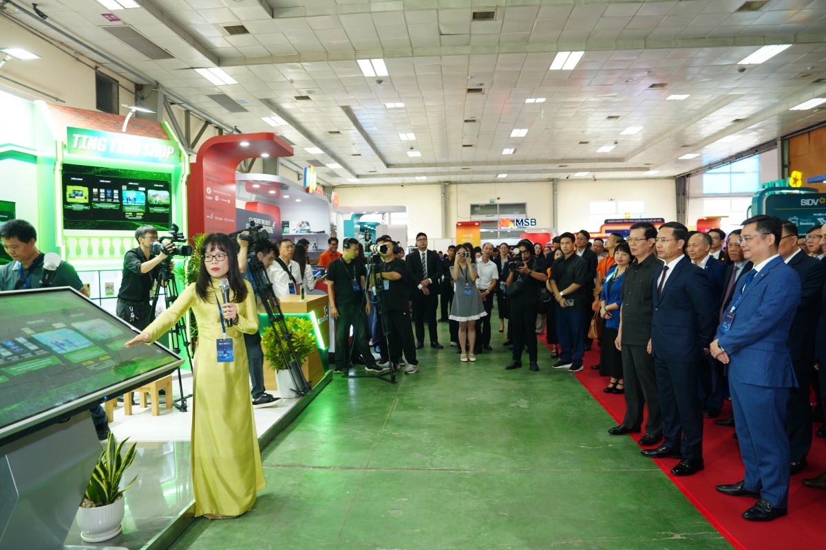 Thống đốc Phạm Đức Ấn tham quan triển lãm Chuyển đổi số ngành Ngân hàng năm 2026 Thống đốc Phạm Đức Ấn tham quan triển lãm Chuyển đổi số ngành Ngân hàng năm 2026