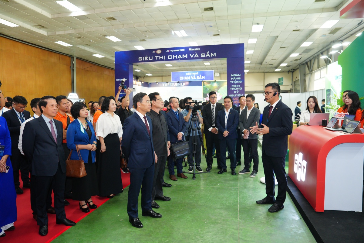 Thống đốc Phạm Đức Ấn tham quan triển lãm Chuyển đổi số ngành Ngân hàng năm 2026 Thống đốc Phạm Đức Ấn tham quan triển lãm Chuyển đổi số ngành Ngân hàng năm 2026