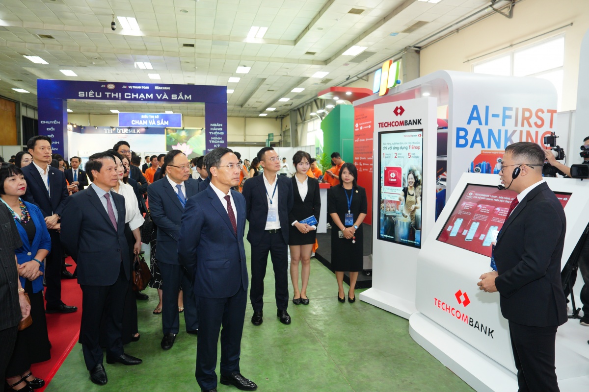 Thống đốc Phạm Đức Ấn tham quan triển lãm Chuyển đổi số ngành Ngân hàng năm 2026 Thống đốc Phạm Đức Ấn tham quan triển lãm Chuyển đổi số ngành Ngân hàng năm 2026