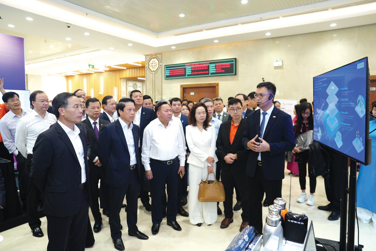 Ngành Ngân hàng sẽ tiếp tục kiến tạo khuôn khổ pháp lý khuyến khích và thúc đẩy chuyển đổi số Ngành Ngân hàng sẽ tiếp tục kiến tạo khuôn khổ pháp lý khuyến khích và thúc đẩy chuyển đổi số