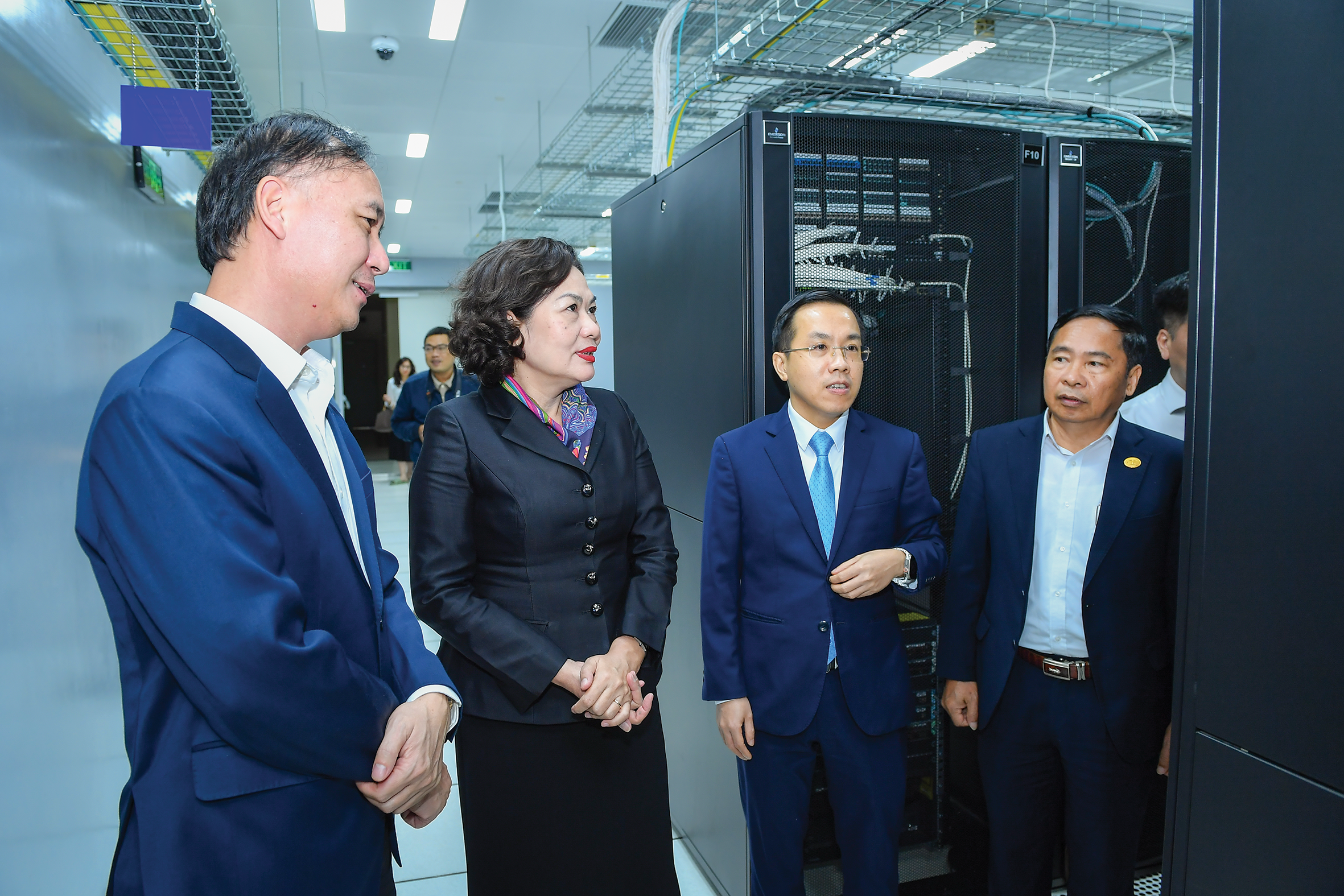 Nguyên Thống đốc NHNN Nguyễn Thị Hồng kiểm tra, tham quan hệ thống máy chủ tại Cục Công nghệ thông tin