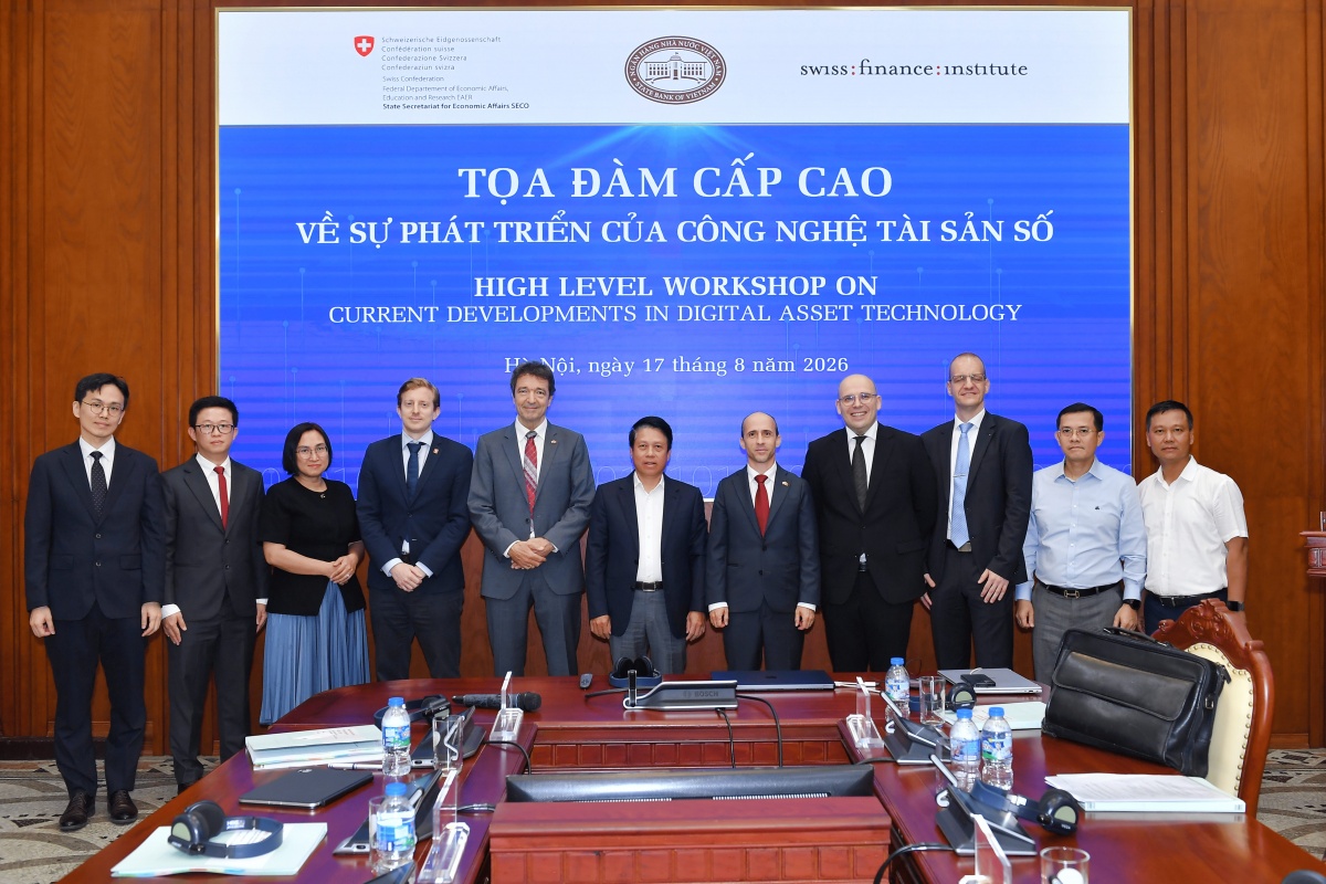 Phó Thống đốc Phạm Tiến Dũng chụp ảnh lưu niệm với các đại biểu tham dự Toạ đàm Phó Thống đốc Phạm Tiến Dũng chụp ảnh lưu niệm với các đại biểu tham dự Toạ đàm