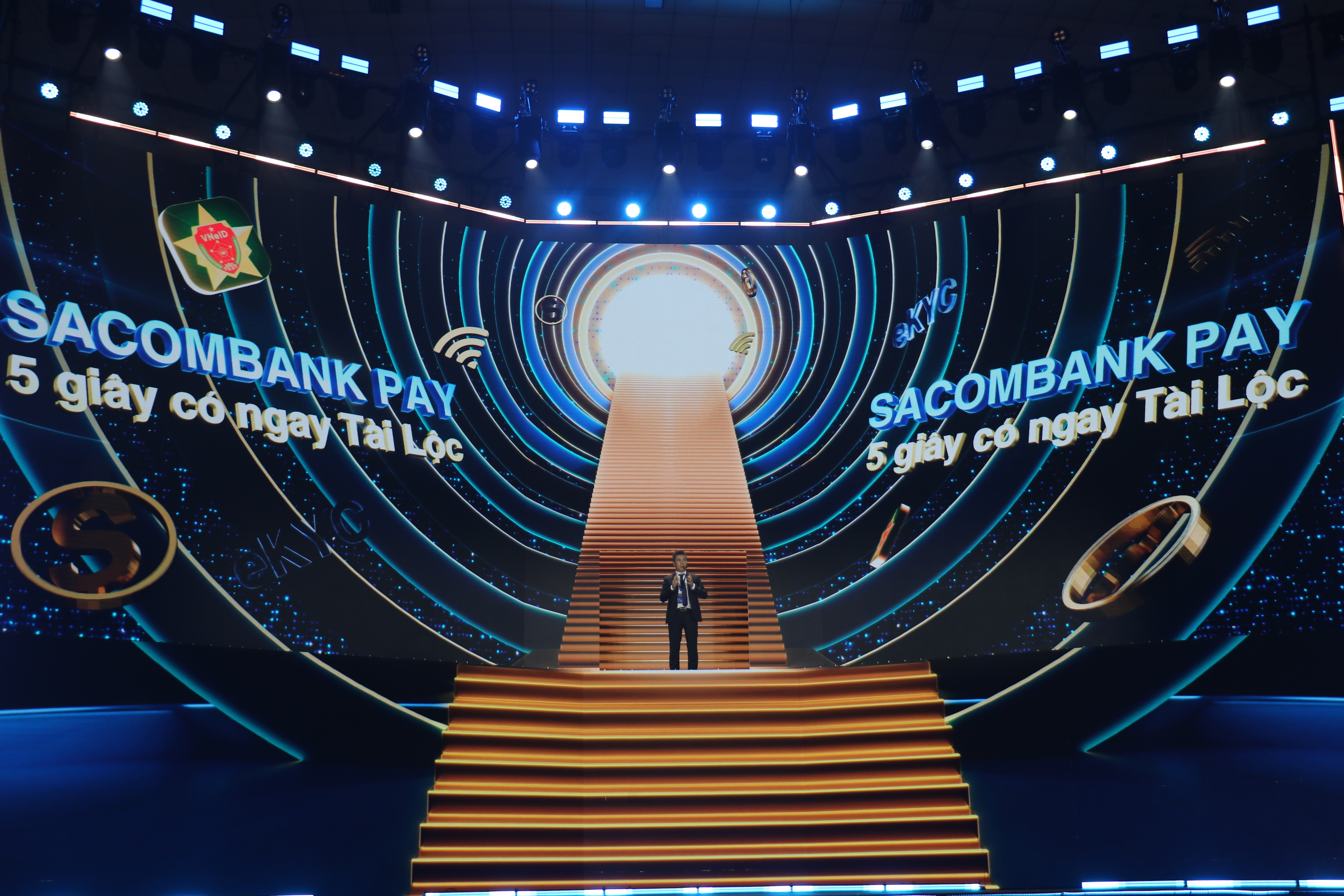 Ông Nguyễn Hoàng Hải - Phó Tổng giám đốc SACOMBANK chia sẻ về hành trình chuyển đổi số của SACOMBANK Ông Nguyễn Hoàng Hải - Phó Tổng giám đốc SACOMBANK chia sẻ về hành trình chuyển đổi số của SACOMBANK
