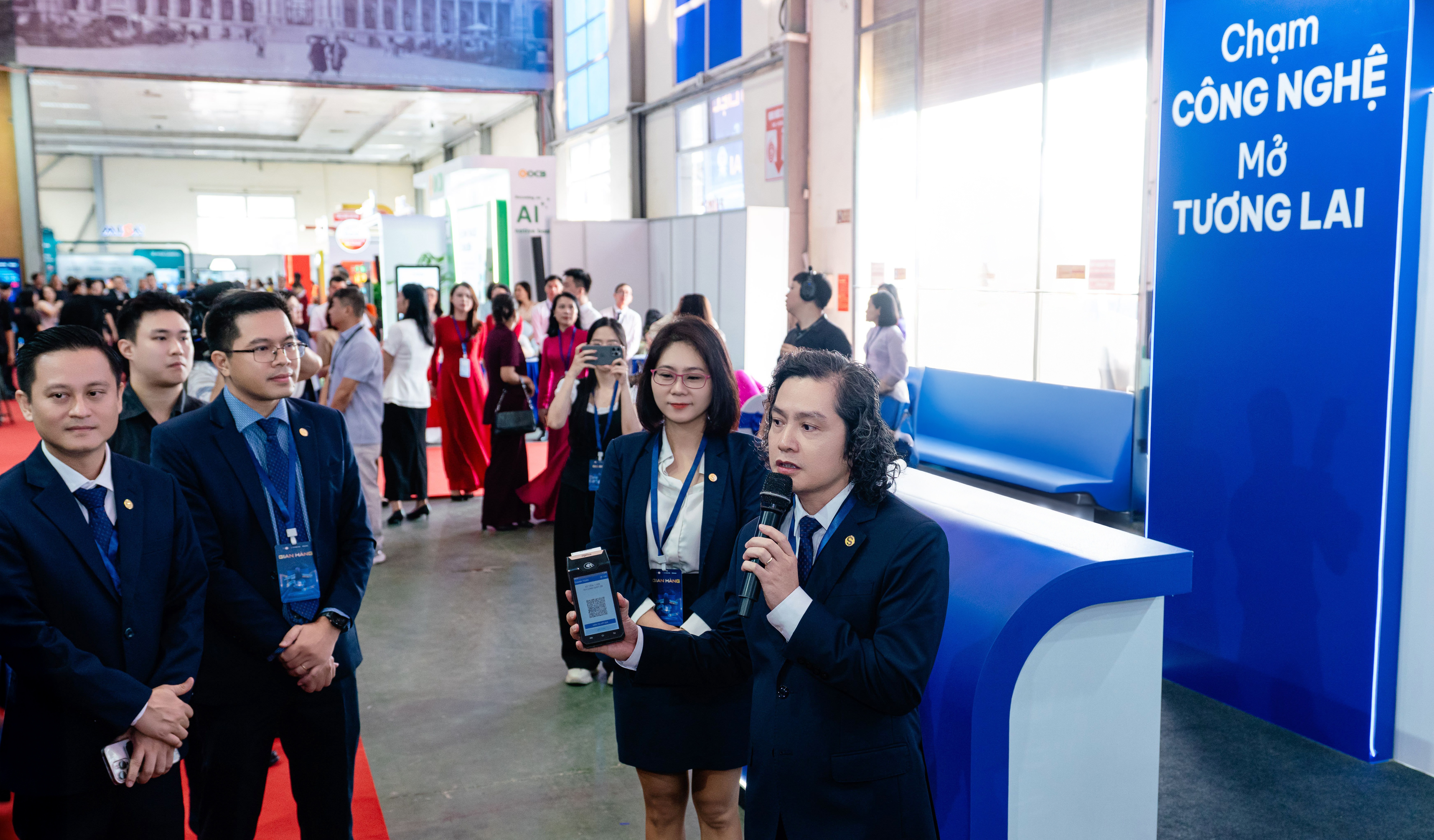 Các giải pháp thanh toán tích hợp trên máy POS SACOMBANK được ông Lưu Danh Đức - Phó Tổng giám đốc SACOMBANK giới thiệu đến đoàn đại biểu Các giải pháp thanh toán tích hợp trên máy POS SACOMBANK được ông Lưu Danh Đức - Phó Tổng giám đốc SACOMBANK giới thiệu đến đoàn đại biểu