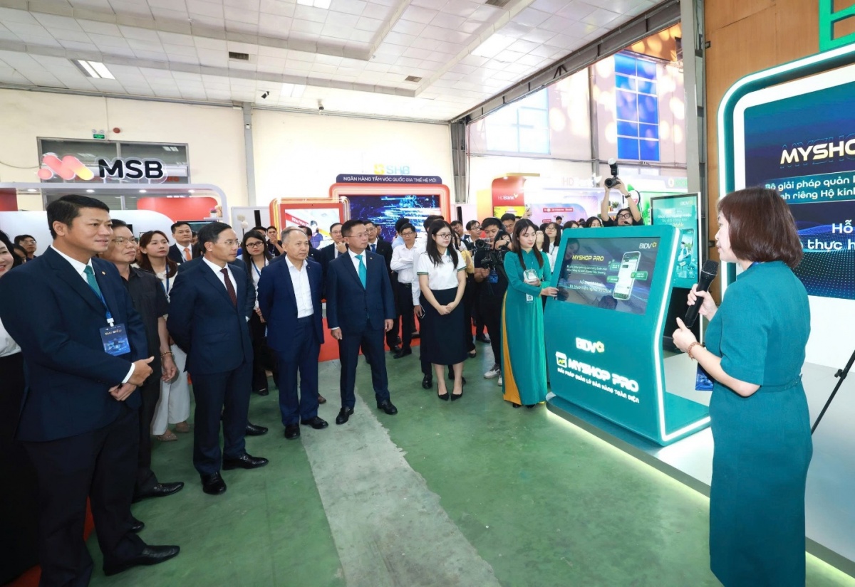 Đoàn đại biểu tham quan gian hàng công nghệ của BIDV Đoàn đại biểu tham quan gian hàng công nghệ của BIDV