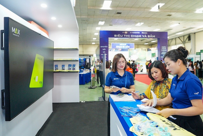 Đông đảo người dân đến trải nghiệm dịch vụ ngân hàng tại Sự kiện chuyển đổi số ngành Ngân hàng 2026