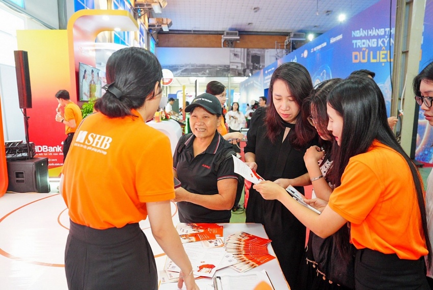 Đông đảo người dân đến trải nghiệm dịch vụ ngân hàng tại Sự kiện chuyển đổi số ngành Ngân hàng 2026