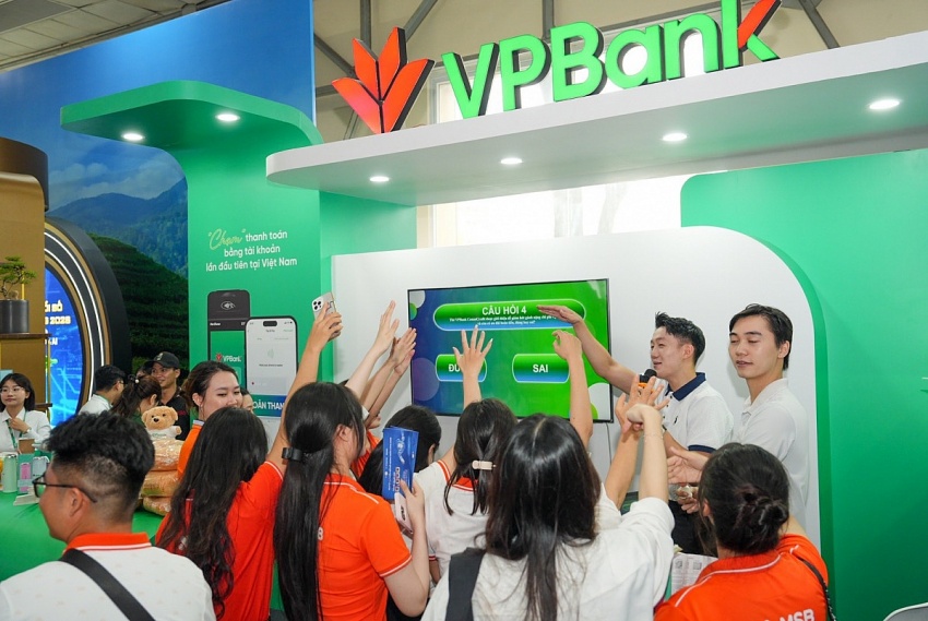 Đông đảo người dân đến trải nghiệm dịch vụ ngân hàng tại Sự kiện chuyển đổi số ngành Ngân hàng 2026
