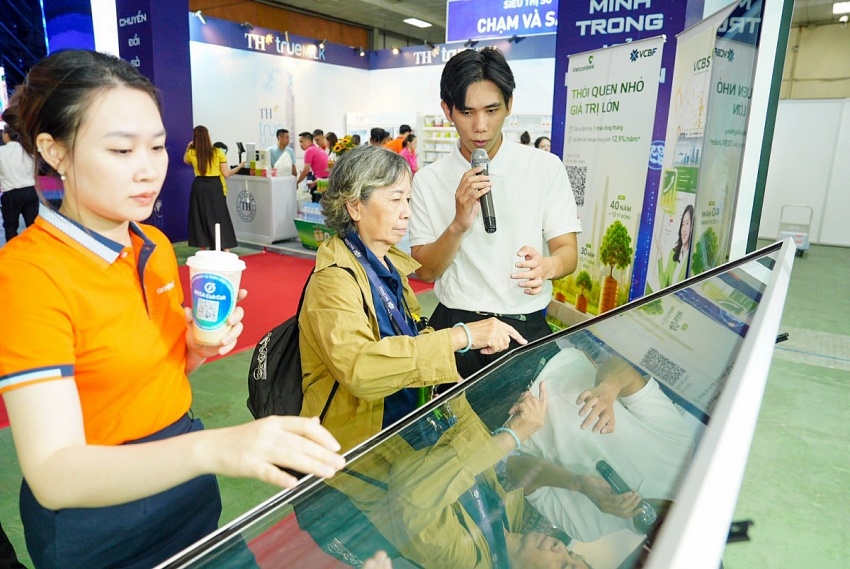 Đông đảo người dân đến trải nghiệm dịch vụ ngân hàng tại Sự kiện chuyển đổi số ngành Ngân hàng 2026