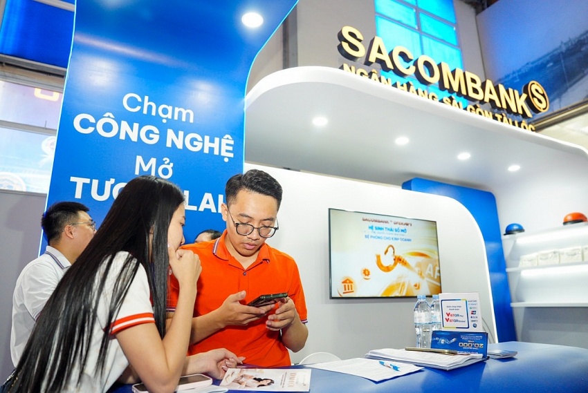 Đông đảo người dân đến trải nghiệm dịch vụ ngân hàng tại Sự kiện chuyển đổi số ngành Ngân hàng 2026