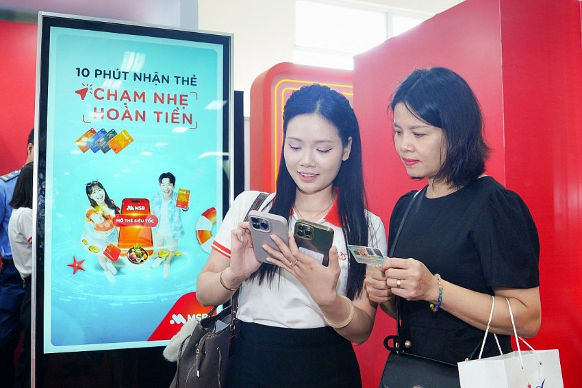 Đông đảo người dân đến trải nghiệm dịch vụ ngân hàng tại Sự kiện chuyển đổi số ngành Ngân hàng 2026