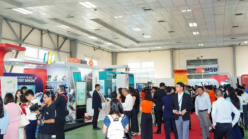 Đông đảo người dân đến trải nghiệm dịch vụ ngân hàng tại Sự kiện chuyển đổi số ngành Ngân hàng 2026