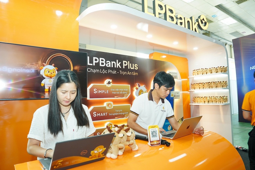 Đông đảo người dân đến trải nghiệm dịch vụ ngân hàng tại Sự kiện chuyển đổi số ngành Ngân hàng 2026